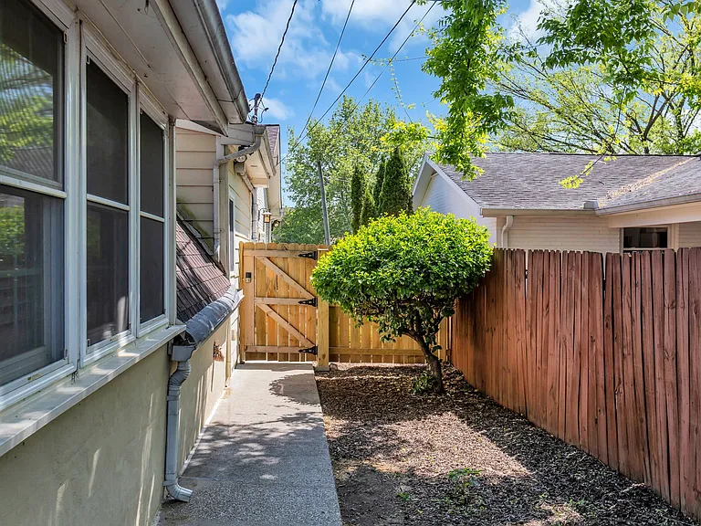 929 Fatherland St #B — Photo 23