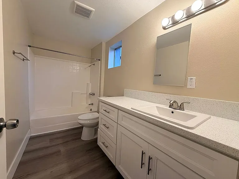 1550 N Pershing Ave — Photo 16