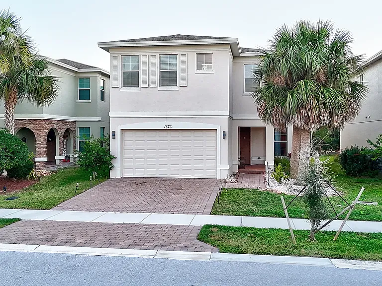 1573 NW Cataluna Cir — Photo 5
