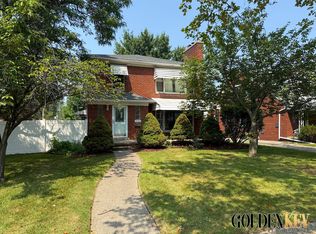 2082 Vernier Rd, Grosse Pointe Woods, MI 48236