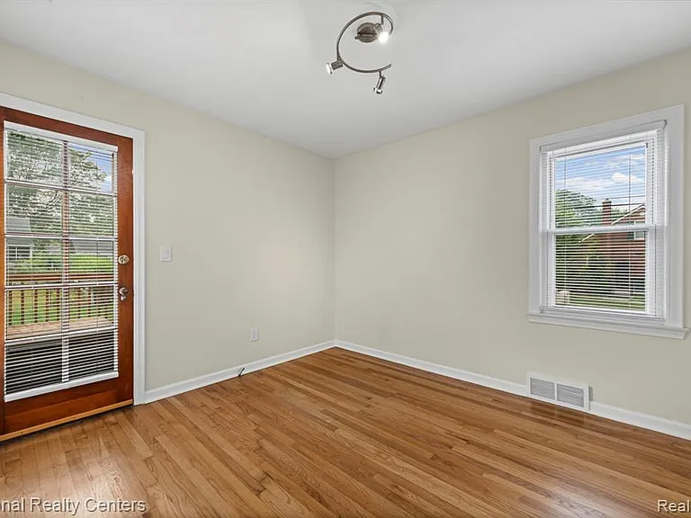 4521 Elmwood Ave — Photo 23