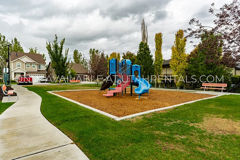 4 bed, 3.0 bath, 1742 sqft, $2,200 — Photo 2