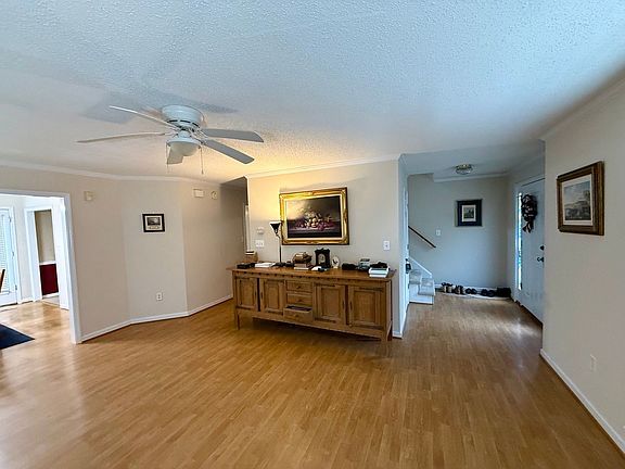 3rd image of 212 Stonybrook Cir