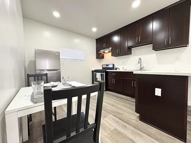 70 W 17th St — Photo 3