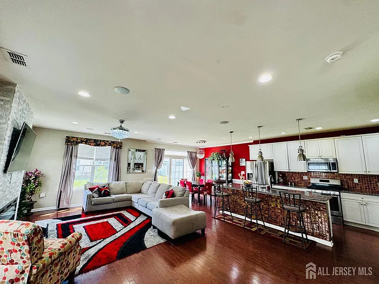 11 Morris Ln S — Photo 4