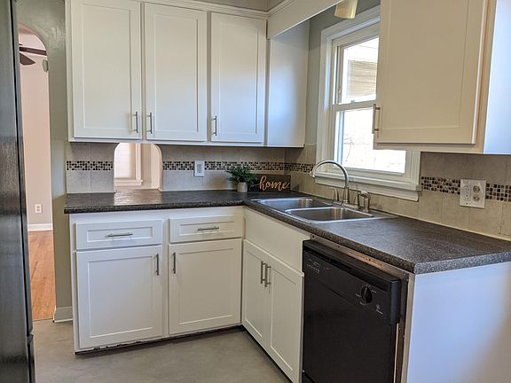 Kitchen - shaker cabinets