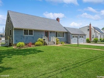 384 N Erie Avenue, Lindenhurst, NY, 11757
