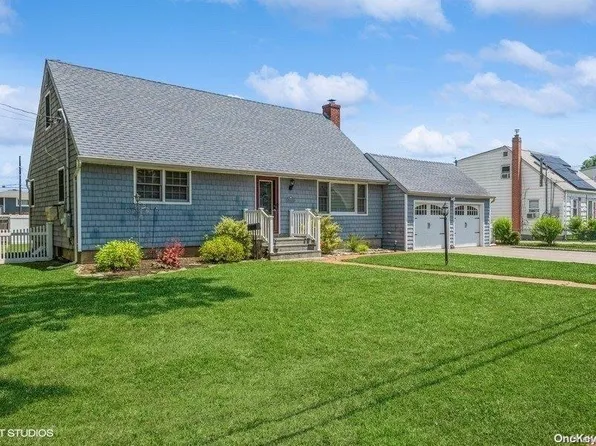 384 N Erie Avenue, Lindenhurst, NY 11757