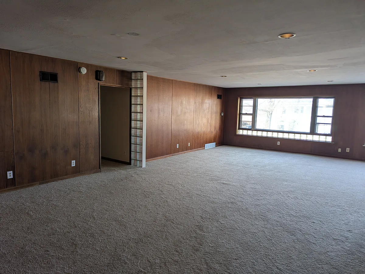 Building Photo - 123 E Broadway St #1A