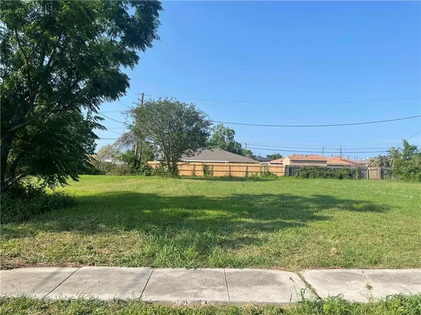 313 Sable Dr, Arabi, LA 70032