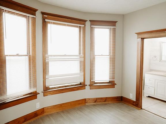 3rd image of 909 Main St