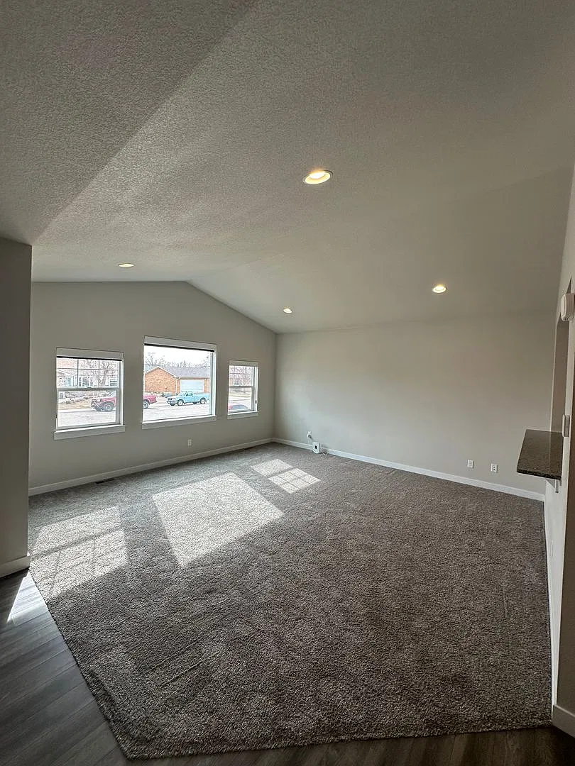 Amazing 3 bedroom townhome in Windsor! — Photo 4
