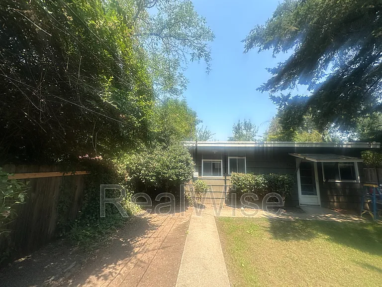 940 SE North St — Photo 35