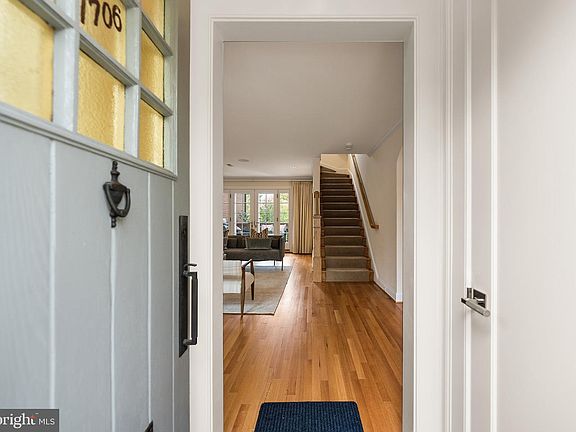 4th image of 1706 Surrey Ln NW