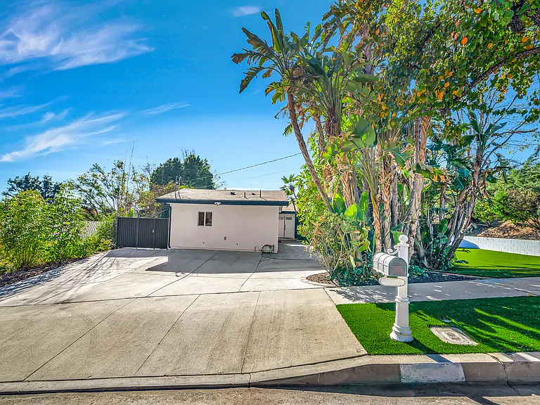 5557 Ostin Ave — Photo 6