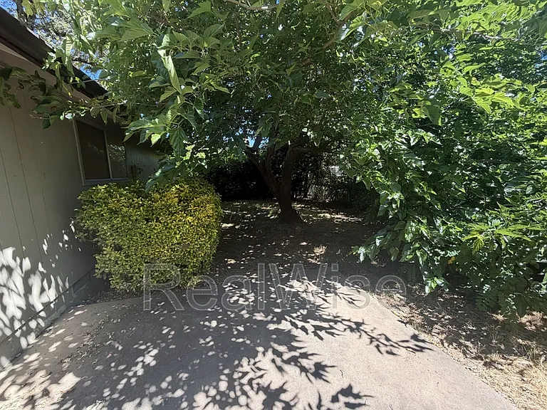 1229 NW Highland Ave #B — Photo 6