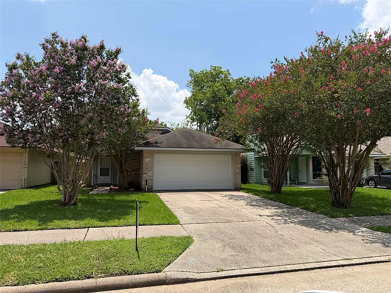 23423 Tree House Ln — Photo 2