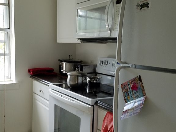 KITCHEN w FLAT TOP STOVE, REFRIGERATOR, DW, MICROWAVE/FAN CO