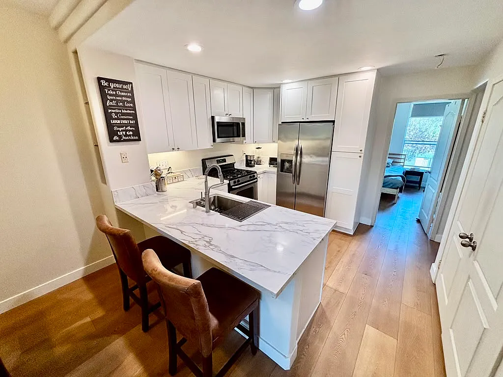 2 bed, 1034 sqft, $3,700 — Photo 3