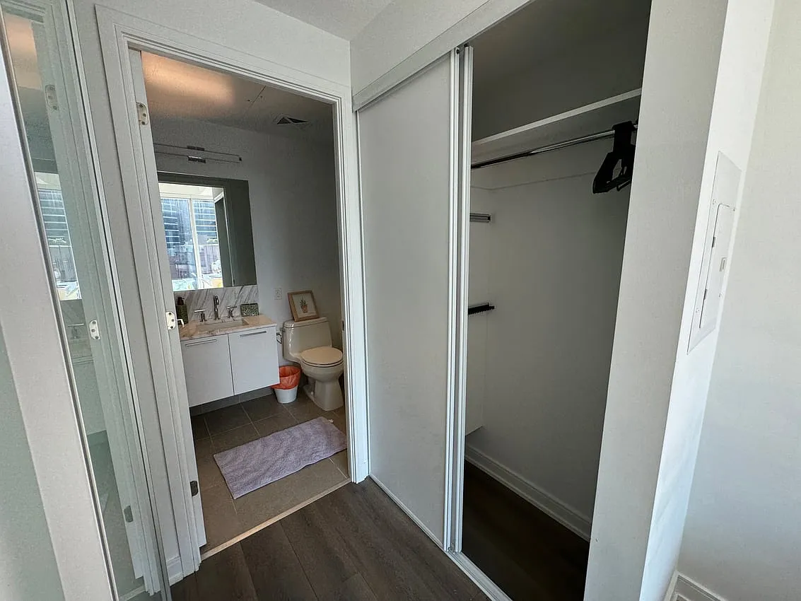 Master Room - Yonge Street & Gloucester Street — Photo 4