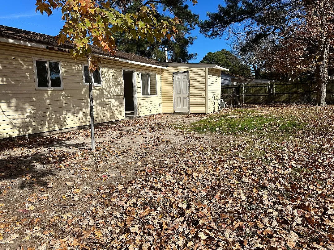 3 bed, 1000 sqft, $1,695 — Photo 2