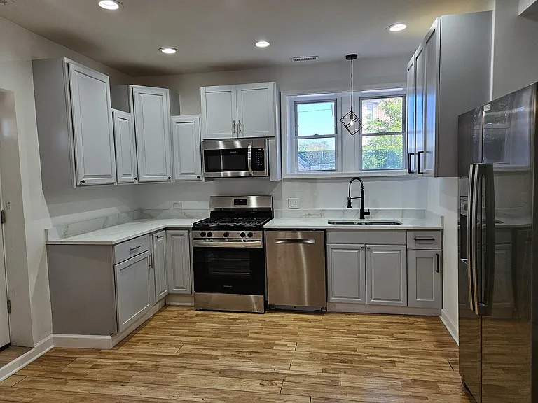 2500 W Pershing Rd #1R — Photo 3