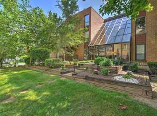 717 W Prairie Ave APT 2B, Decatur, IL 62522