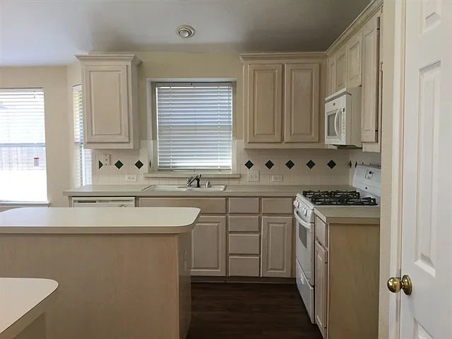 1160 Valley Oaks Dr — Photo 2