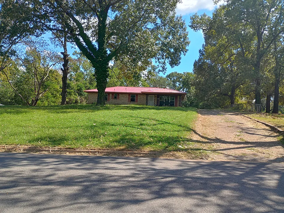 1004 W Reagan St