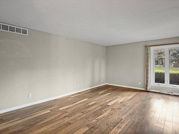 3rd image of 1805 Clover Ln
