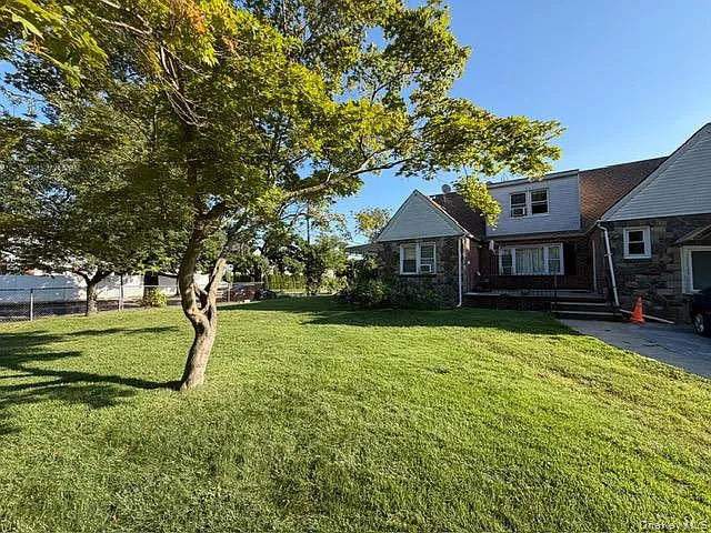 3 bed, 1.0 bath, 1883 sqft, $3,500 — Photo 2