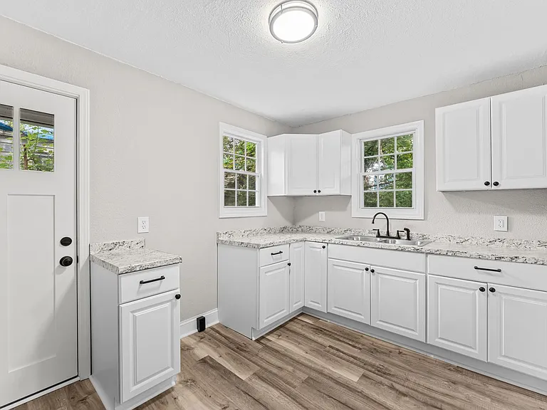 2124 Woodbine Ave — Photo 10