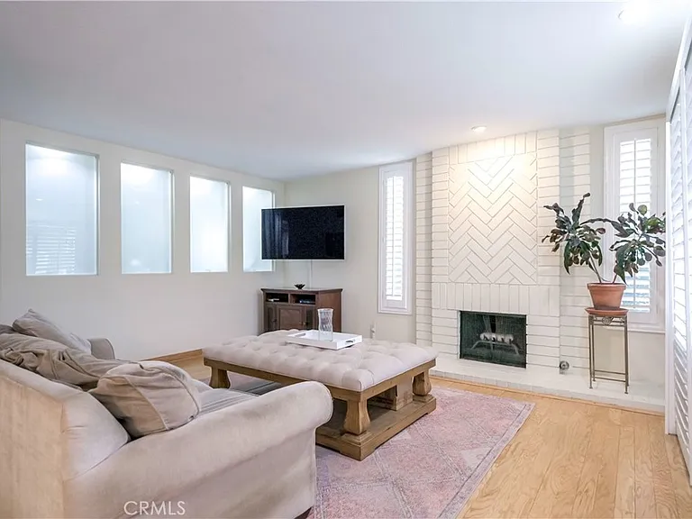 4425 Whitsett Ave — Photo 7