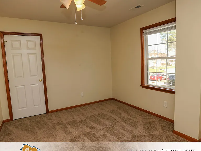938 Churchill Ln — Photo 34