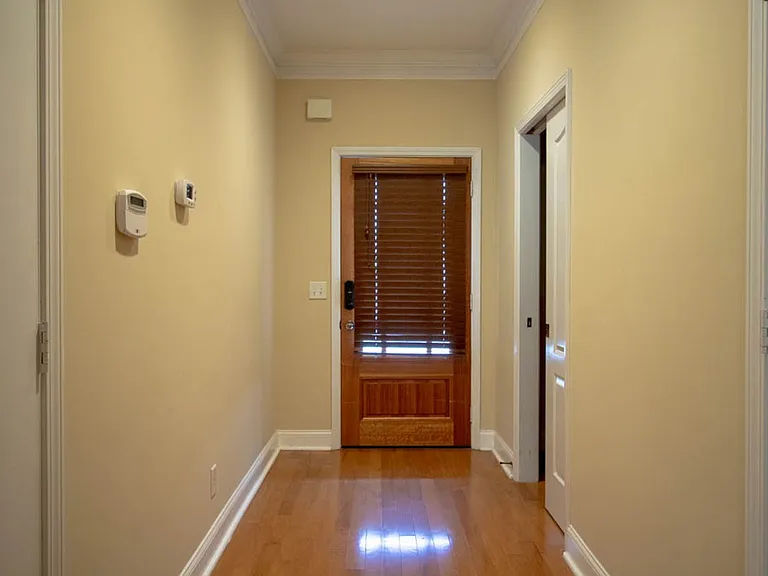 127 Ventura Pl — Photo 3