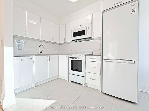 3rd image of 394 Avenue Rd #202