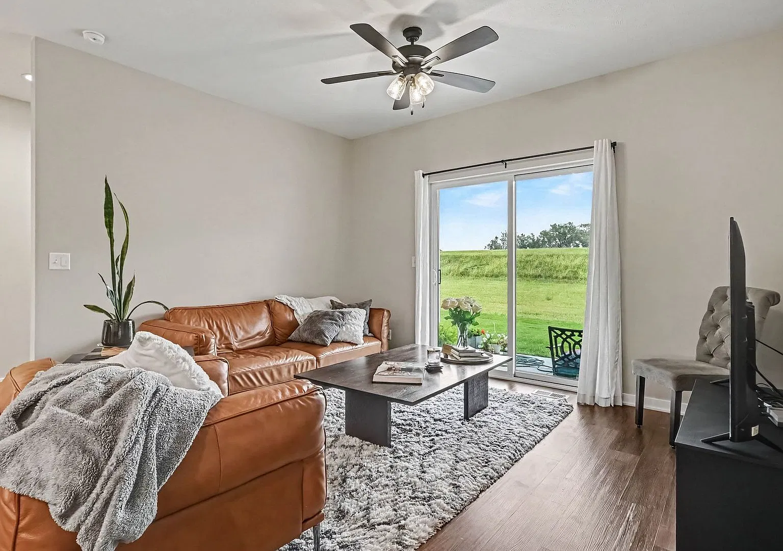 Stunning Townhome in HIckman — Photo 4
