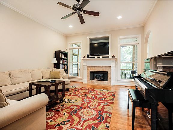 2nd image of 112 Creekside Cir
