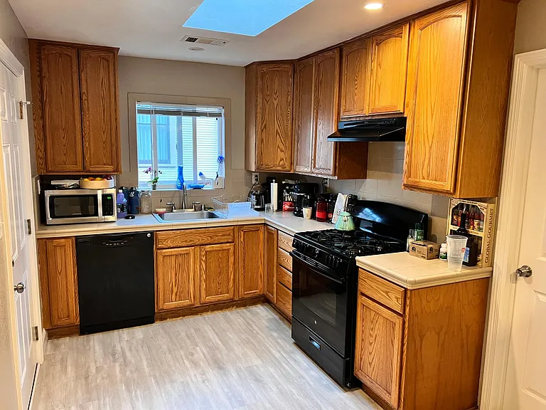 1107 Bay St — Photo 4