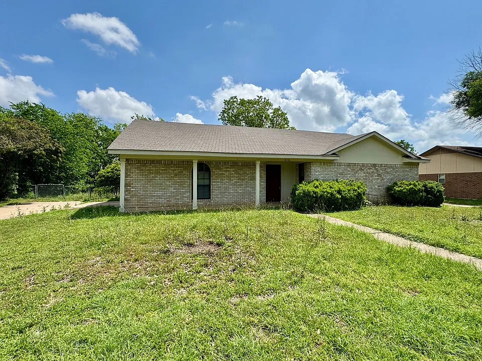 216 Lindenwood Ln E