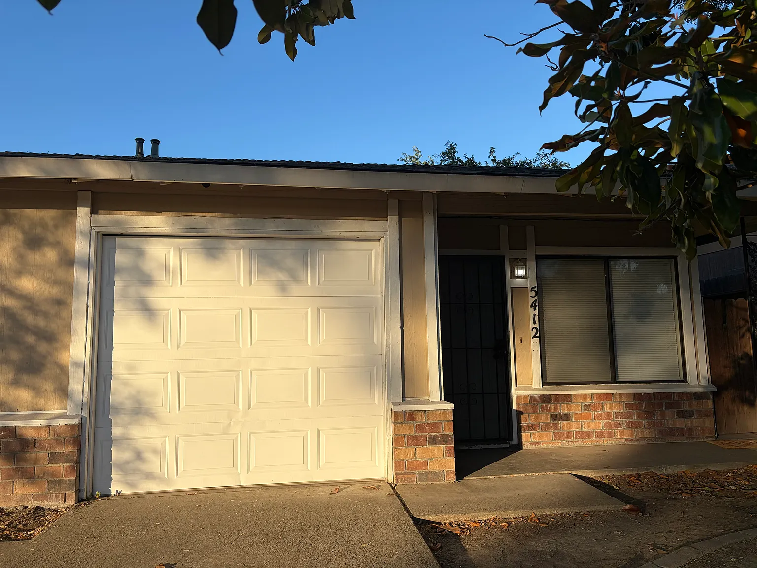 2 bed, 1011 sqft, $2,300 — Photo 1