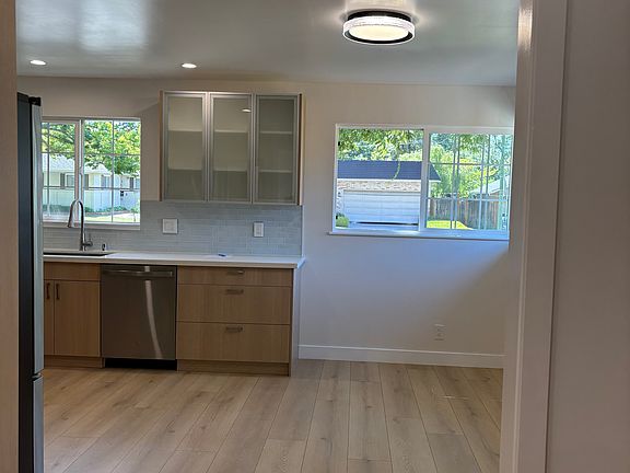 4th image of 4878 Kingwood Way