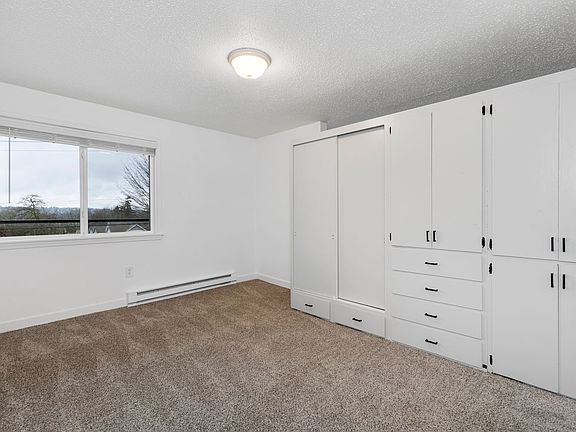 3rd image of 962 Sunset Blvd NE APT C4