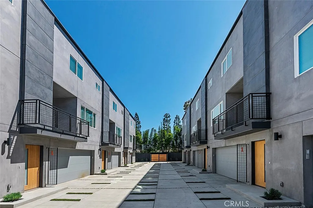 3 bed, 2.5 bath, 1410 sqft, $3,995 — Photo 3