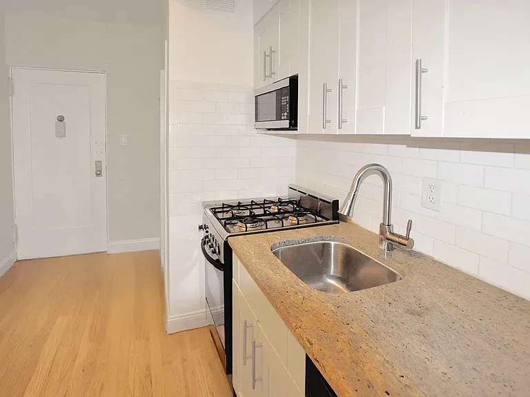 312 W 23rd St #4U — Photo 2