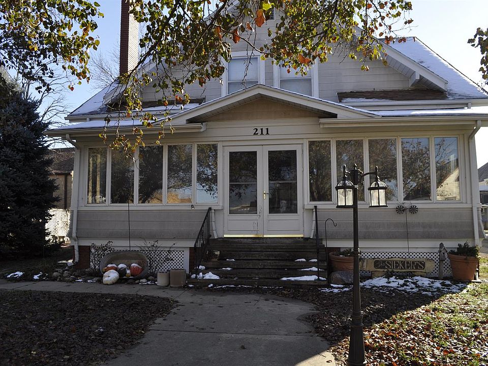 1st image of 211 E 1st St