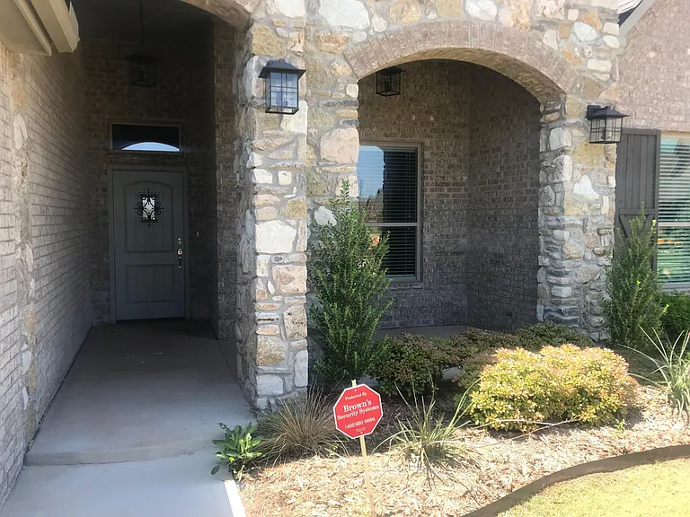 14640 Rochefort Ln — Photo 2