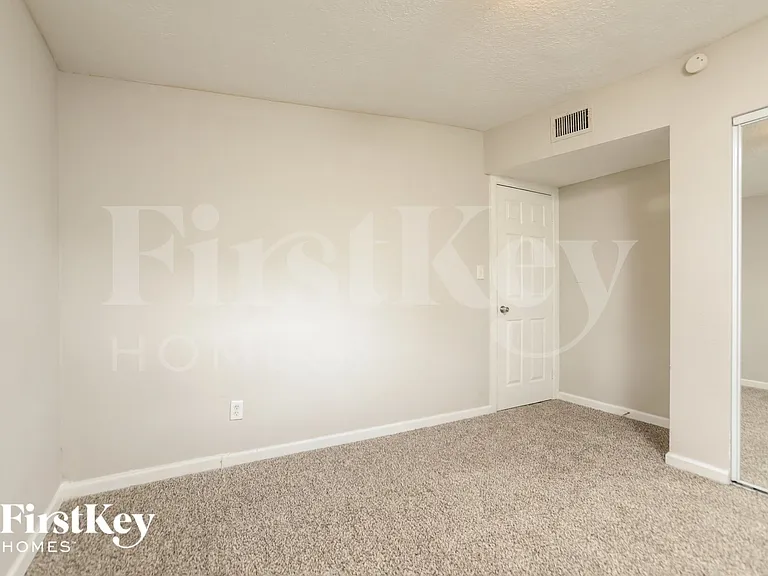 429 Notre Dame Dr — Photo 8