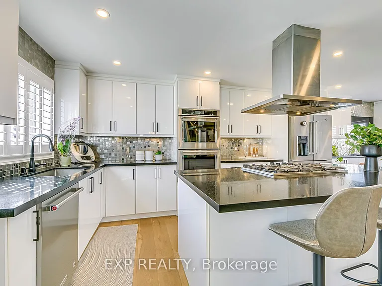 322 Mary St — Photo 12