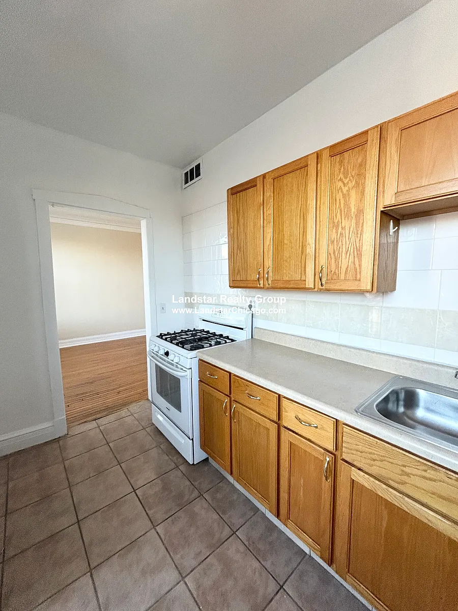 Building Photo - 1670 W Pratt Blvd #2B